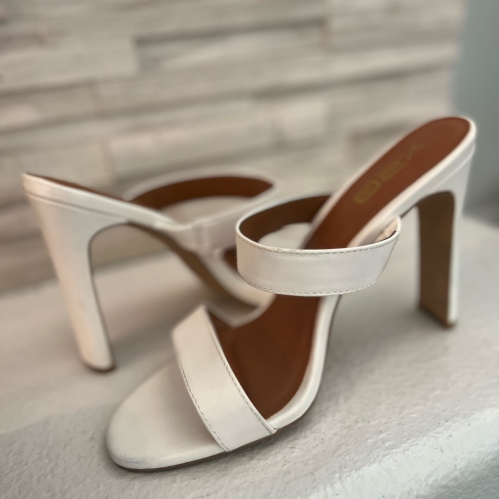 Elegant White Heeled Sandals - Picture 4 of 6